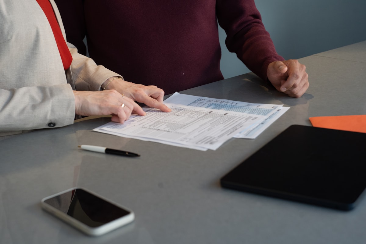 Contador atendendo um cliente com um formulário sobre a mesa