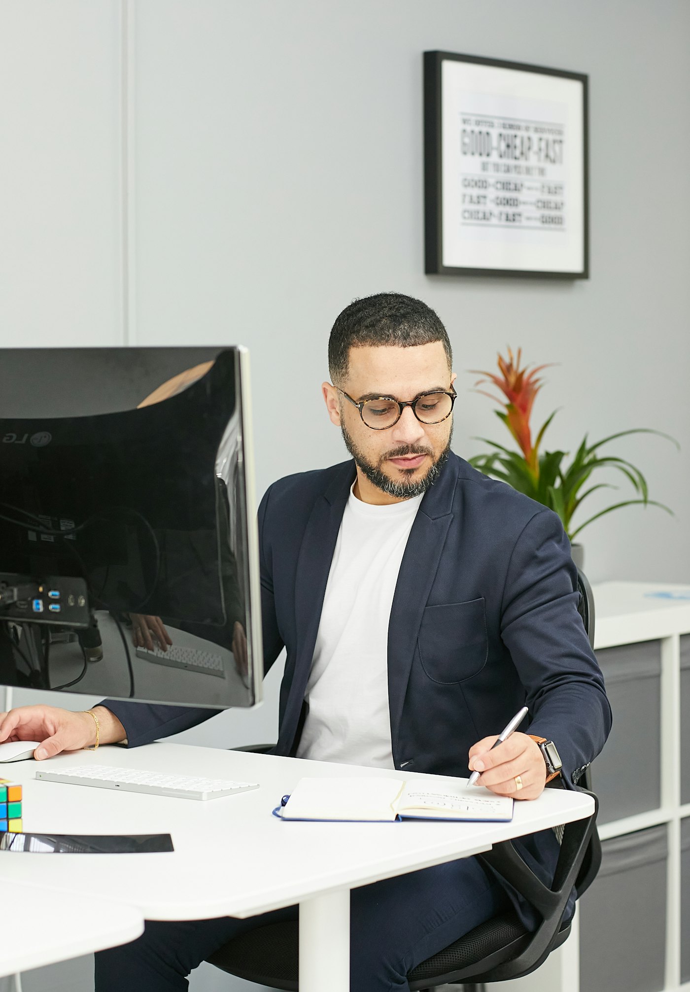 Contador conferindo documentos na mesa do escritório
