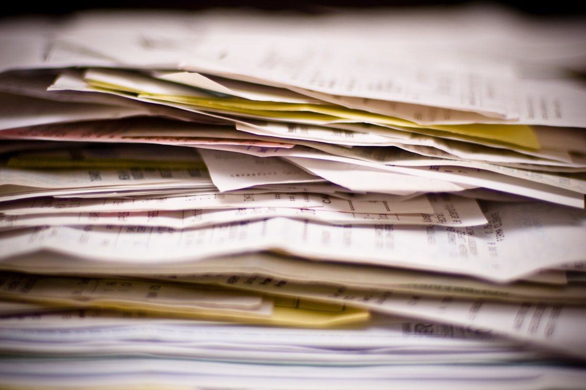 Pilha de notas fiscais e comprovantes empilhados