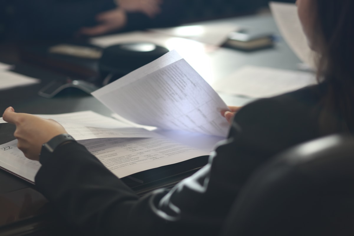 Pessoa revisando um documento impresso contra a luz